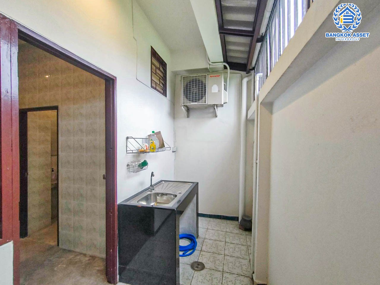 *****บ้านมือสองตกแต่งใหม่ ม.ซอยทวีวัฒนา39  เลียบคลองทวีวัฒนา เนื้อที่ 21 ตร.ว. ฟังก์ชัน 2 ห้องนอน 2 ห้องน้ำ จอดรถได้ 1 คัน บนสุดยอดทำเลเดินทางสะดวก ใกล้ทางคู่ขนานลอยฟ้าบรมราชชนนี ม.มหิดล เซ็นทรัลศาลายา และรายล้อมด้วยสิ่งอำนวยความสะดวกครบ